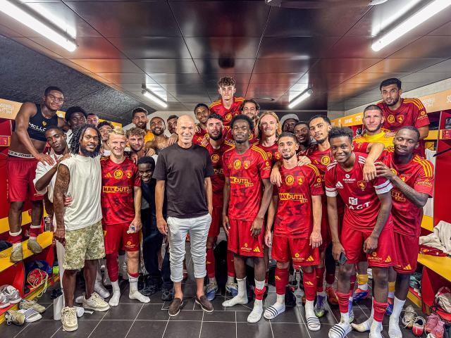 并为当时还, 民社区的喧